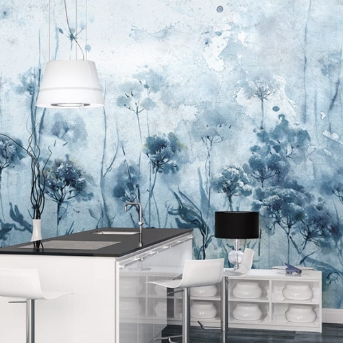 Subtelna niebieska tapeta na fizelinie w akwarelowy kwiatowy wzór