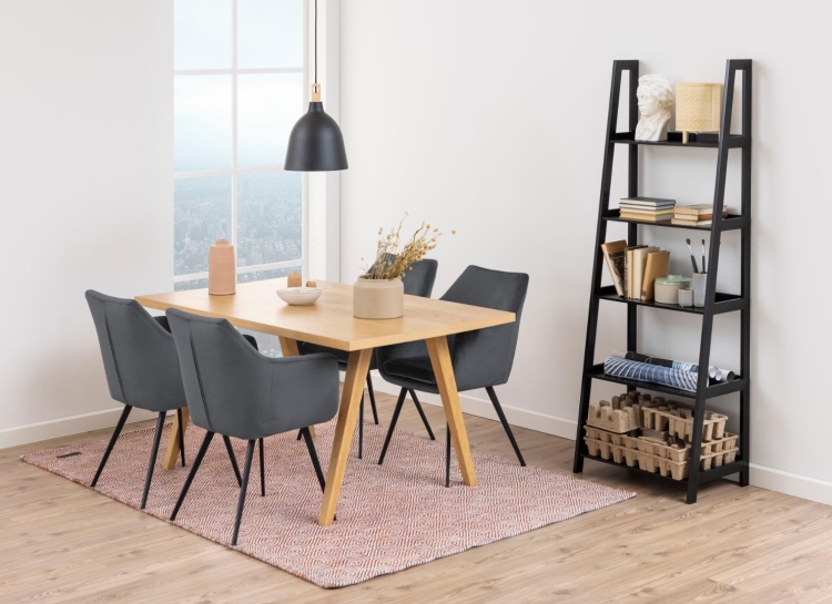 Czarny loftowy regał drabinka w skandynawskim stylu