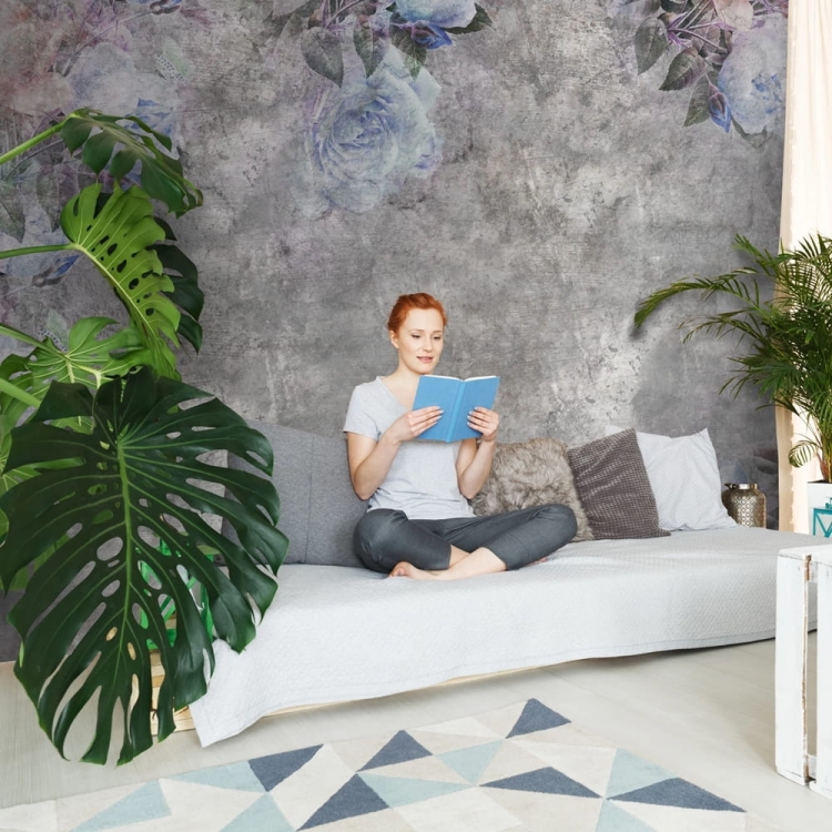 Betonowa ściana z niebieskimi kwiatami fototapeta na fizelinie - wymiar indywidualny