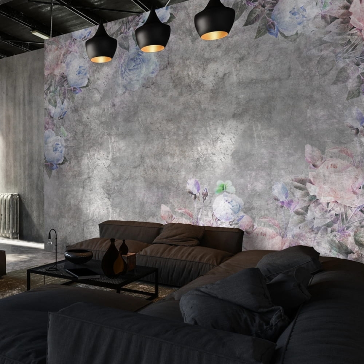 Betonowa ściana z niebieskimi kwiatami fototapeta na fizelinie - wymiar indywidualny