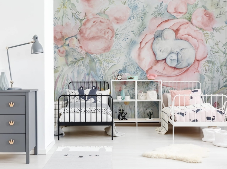 Myszki śpiące wśród kwiatów i traw pastelowa fototapeta do pokoju dziecięcego