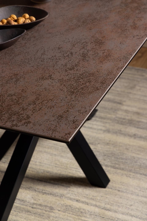 Heaven stół z ceramicznym rdzawym blatem i metalową podstawą
