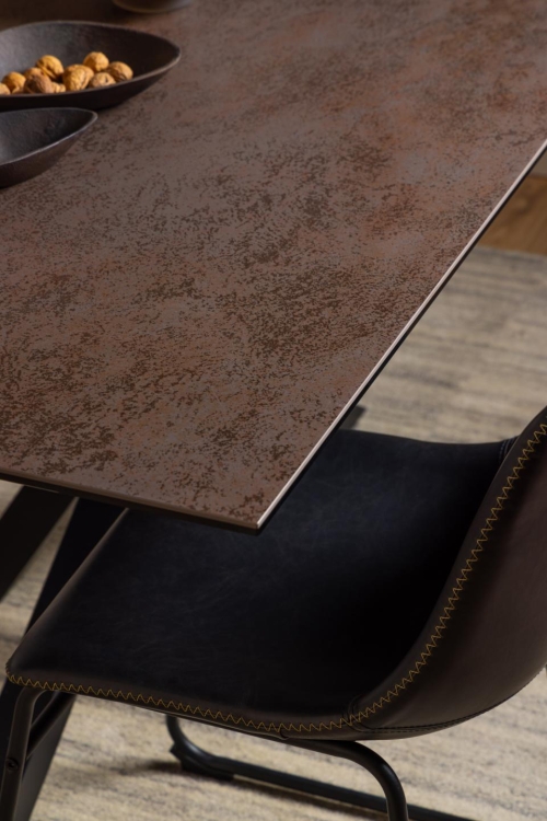 Heaven stół z ceramicznym rdzawym blatem i metalową podstawą
