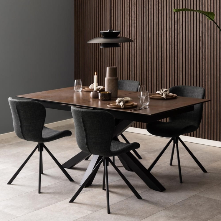 Heaven rozkładany stół z ceramicznym rdzawym blatem i metalową podstawą