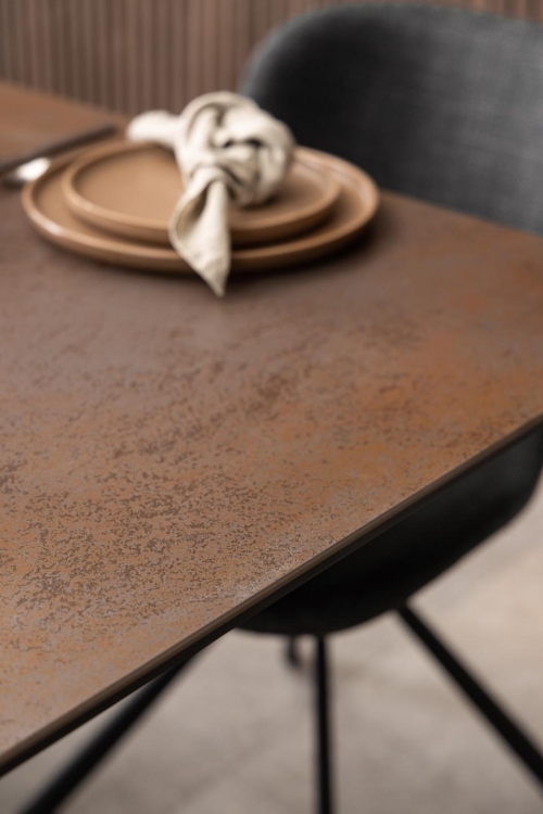 Heaven rozkładany stół z ceramicznym rdzawym blatem i metalową podstawą