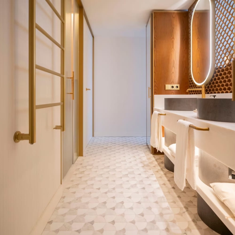 L'Antic Colonial Figure Shell Ligh