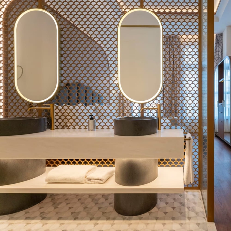 L'Antic Colonial Figure Shell Ligh