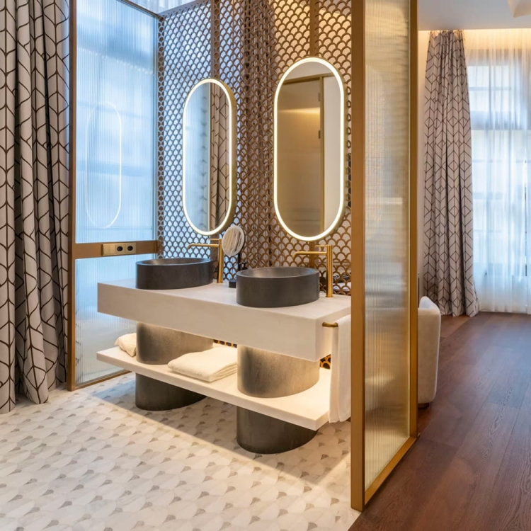 L'Antic Colonial Figure Shell Ligh