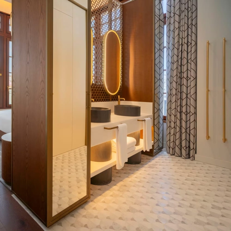 L'Antic Colonial Figure Shell Ligh