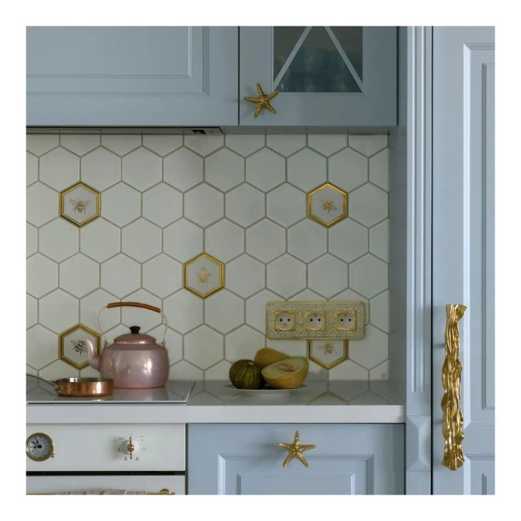 Raw Decor Heksagon XL Queen Bee Gold mozaika ze złotym motywem pszczół