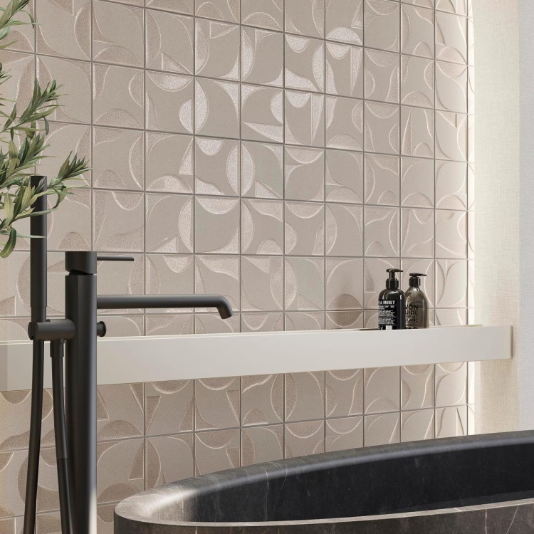 L'Antic Colonial Sails Earth