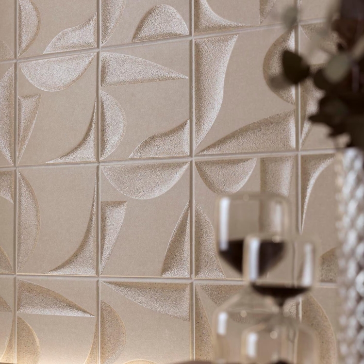 L'Antic Colonial Sails Earth