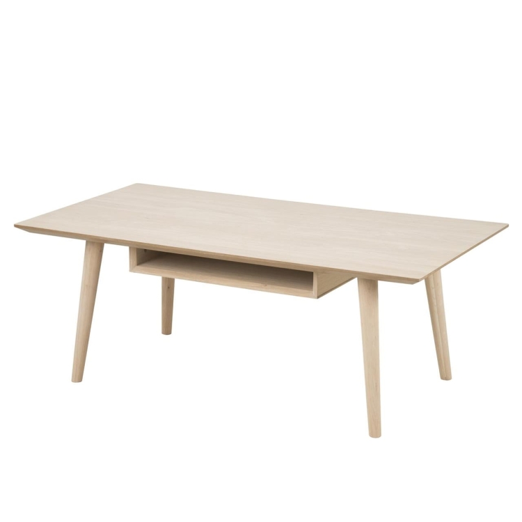 Drewniany stolik kawowy w skandynawskim stylu