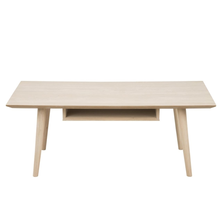 Drewniany stolik kawowy w skandynawskim stylu