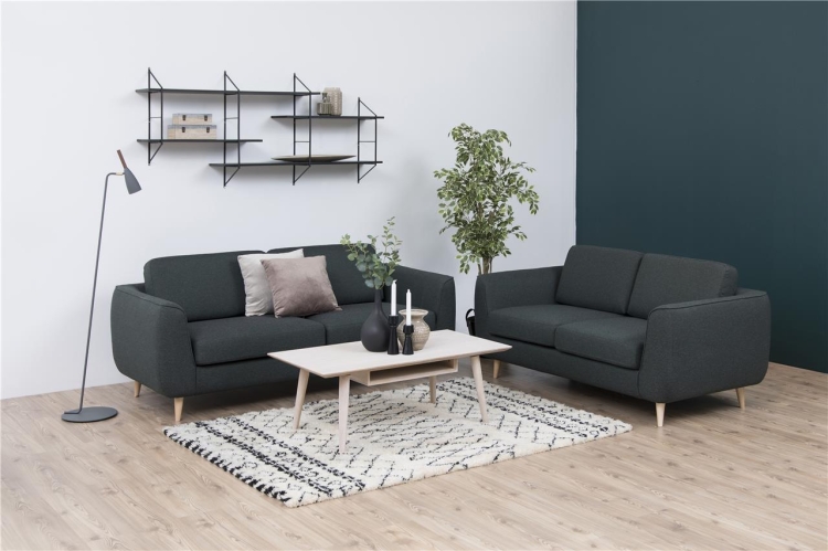 Drewniany stolik kawowy w skandynawskim stylu